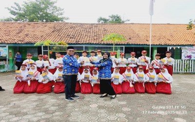 PENYERAHAN BUKU ANTOLOGI KELAS 6